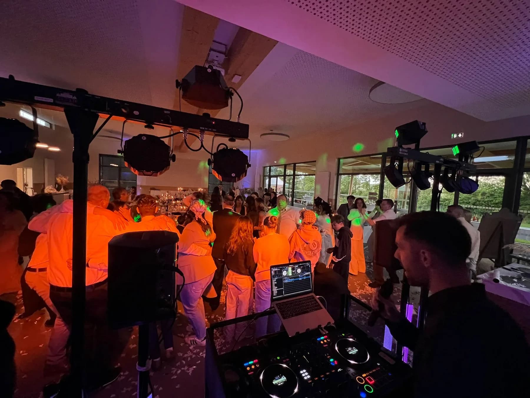 DJAY LEMON de dos, casque Beats, ambiance club en noir et blanc.