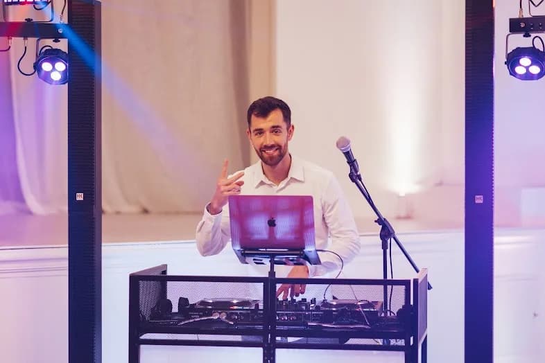 Piste de danse remplie en fin de soirée mariage, lumières orange.