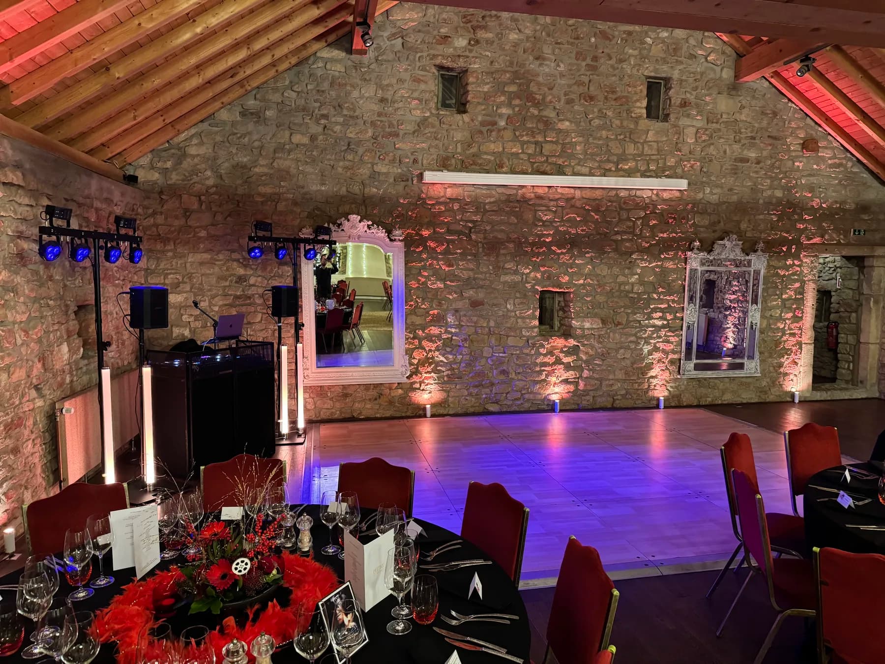 DJAY LEMON au micro en extérieur, cocktail de mariage en fin d'après-midi.