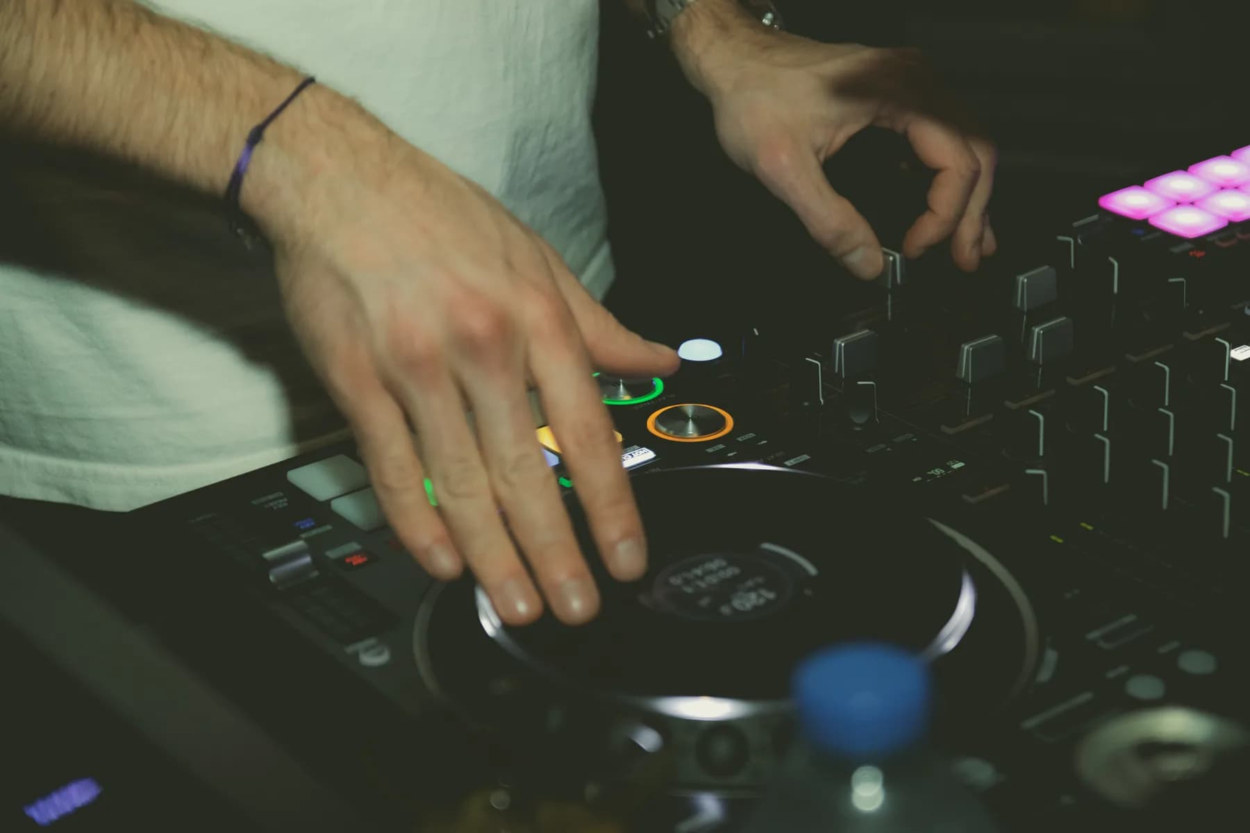 DJAY LEMON en veste noire aux platines pendant un mariage.