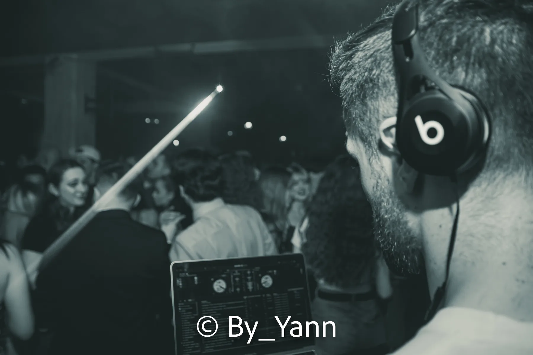 DJAY LEMON au casque, chemise à fleurs, cocktail en journée.