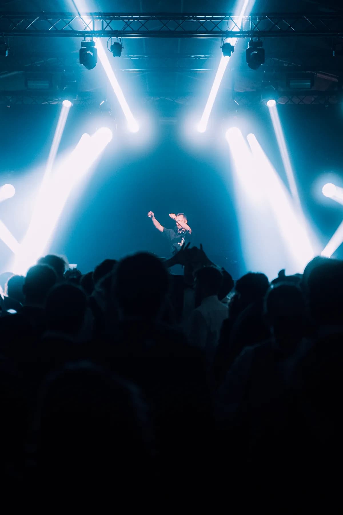 Scène balayée par les lasers pendant un gala.