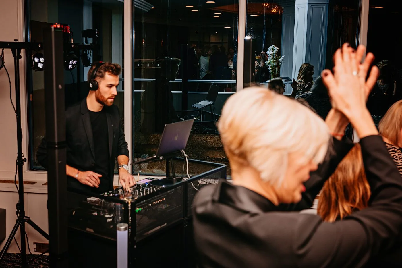 Set DJ en terrasse ensoleillée, chemise blanche.